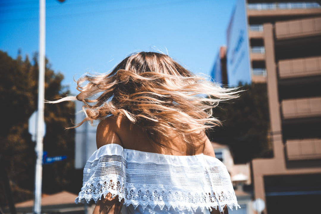 Cheveux blonds : Adoptez notre shampooing Anti-Jaune